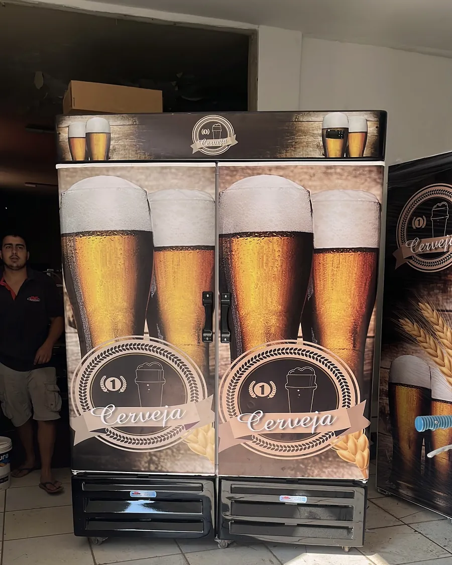 Cervejeira dupla personalizada com copos de chope na porta