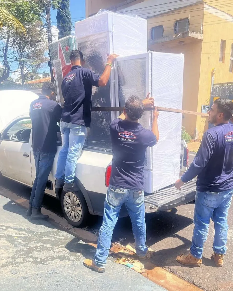 Equipe da RF Refrigeração carregando expositoras para uma entrega