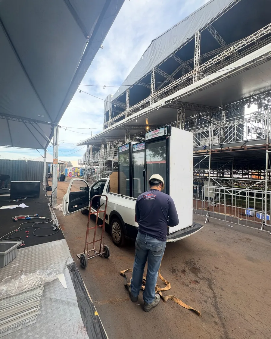 Técnico da RF Refrigeração descarregando uma expositora em um evento