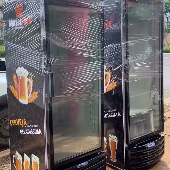 Duas cervejeiras personalizadas embaladas para a entrega