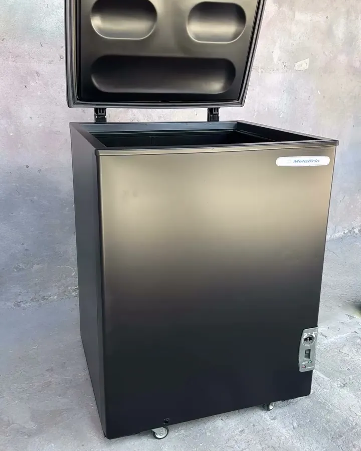 Freezer reformado com pintura preta acetinada
