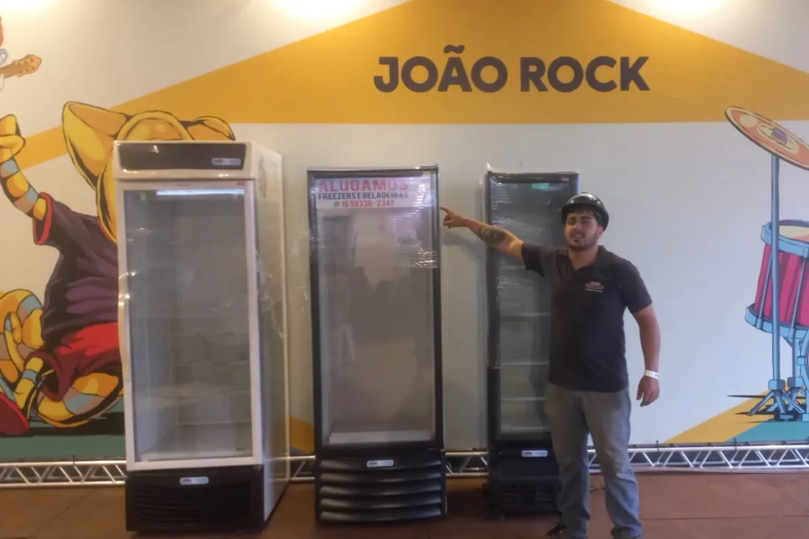 Expositoras da RF Refrigeração montadas em um estande de festival
