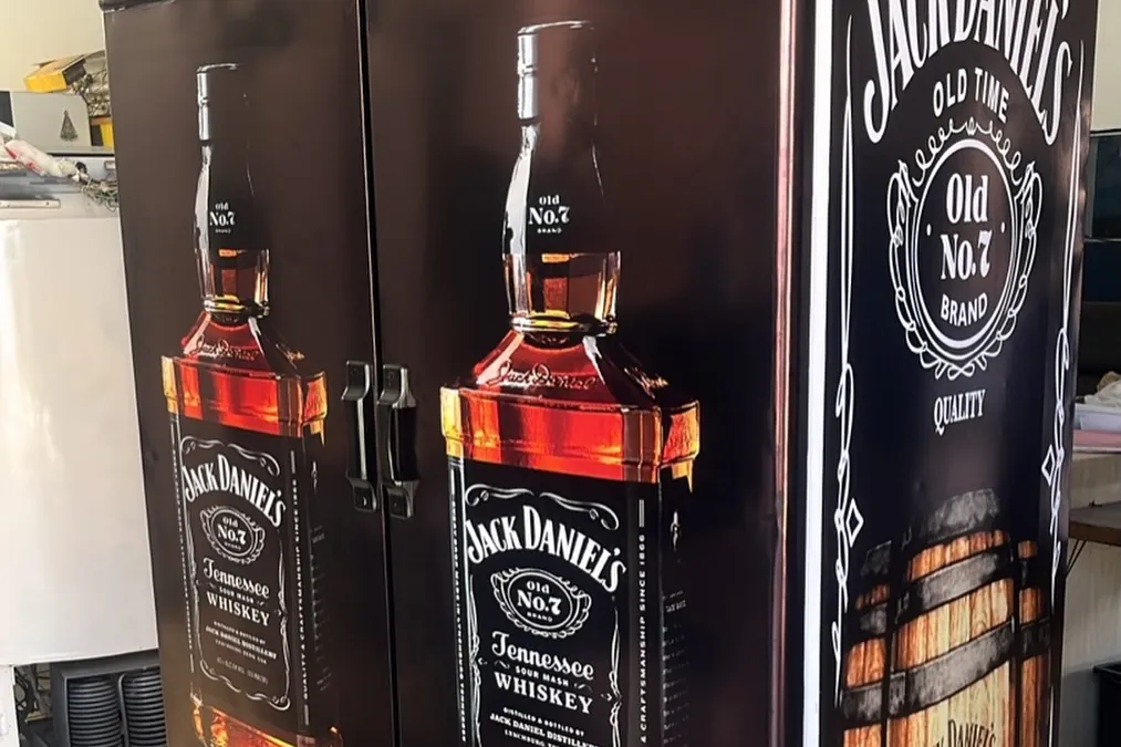 Cervejeira dupla reformada e plotada com a arte escolhida pelo cliente